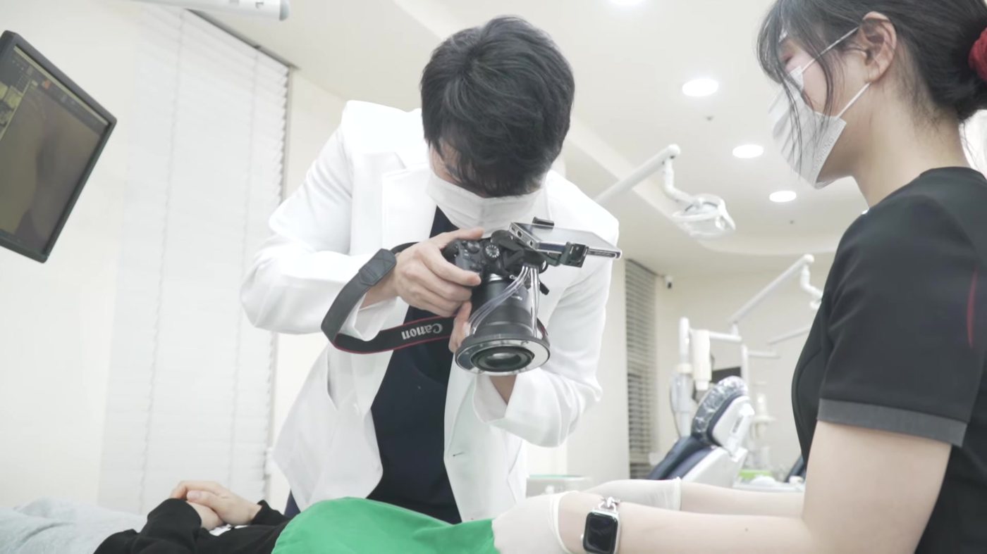디자인은 얼굴과 치아 사진을 직접 찍는 것부터 시작합니다.