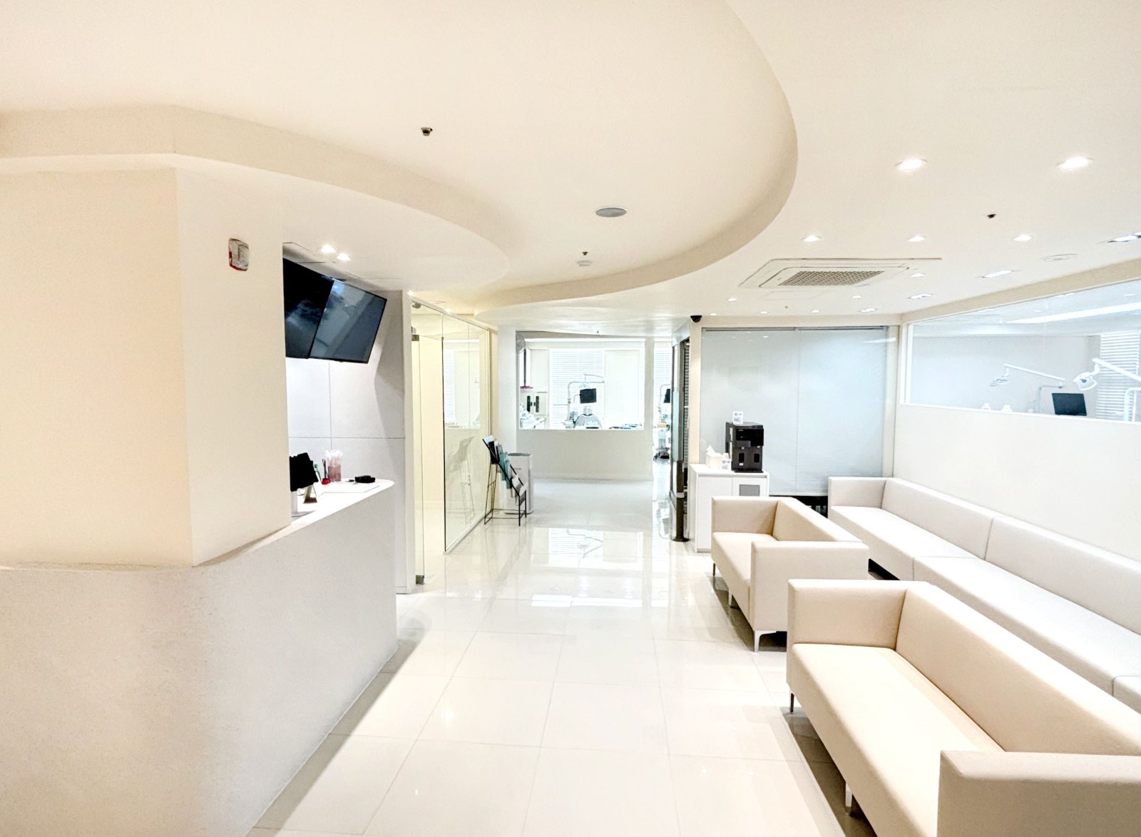 세라믹치과 안내데스크와 대기실