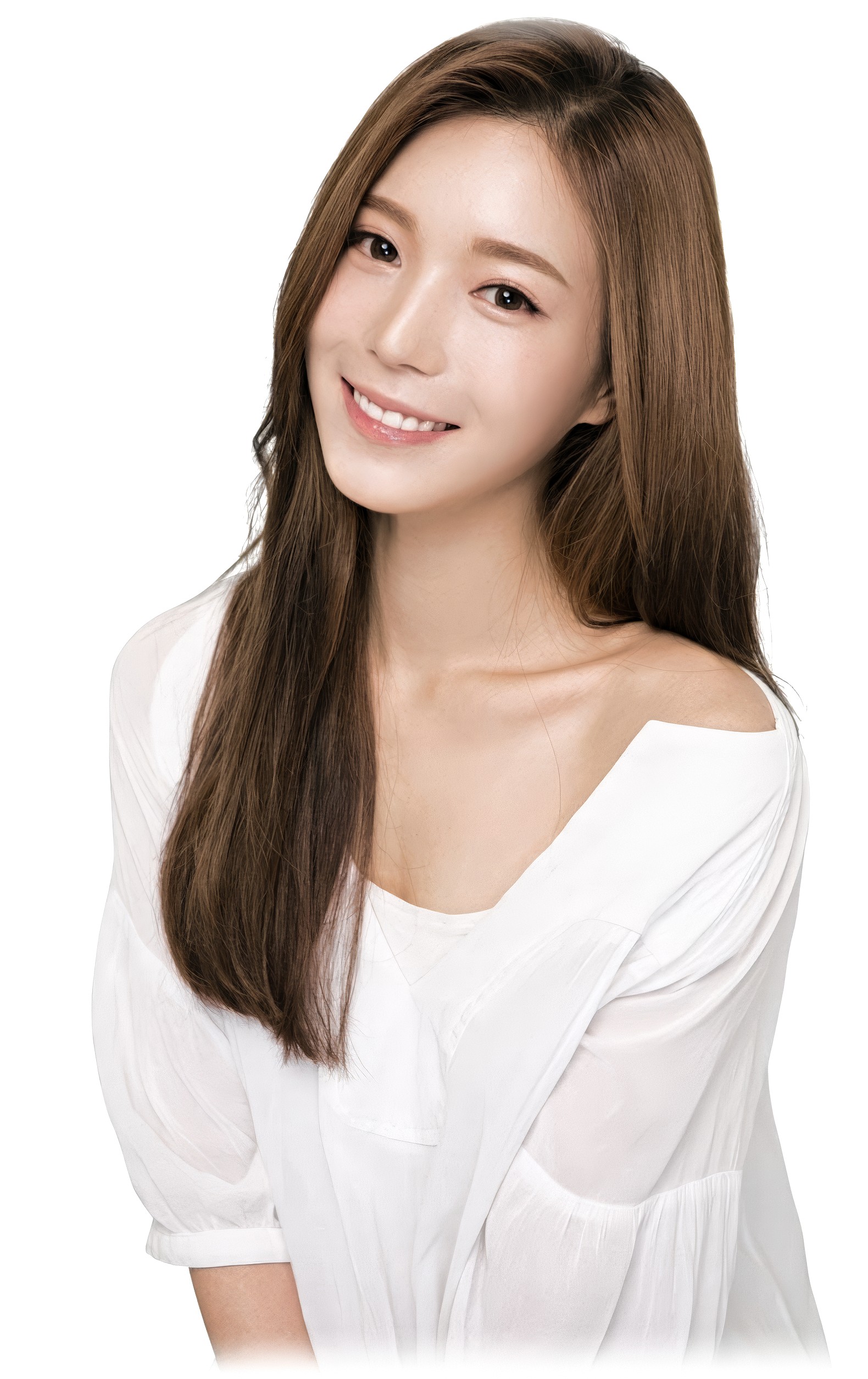 흰 옷을 입고 미소 짓는 여성 모델